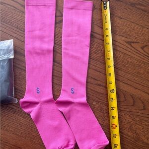 CHUNFO Women's Socks 4 Pairs Calf Gradient Compression Support Sock Size5-9